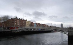 Il ponte di Half-a-penny bridge a Dublino Irlanda