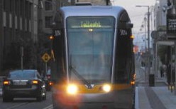 La Luas Irlandese presso le Docklands di Dublino vicino all'O2 Arena