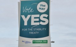 Una immagine del cartello pubblicitario YES pro stability treat in Irlanda