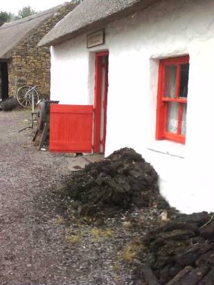 Torba Irlandese accanto ad una casa in Glenbeigh Kerry Irlanda