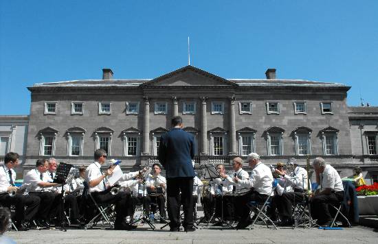 Banda di Dublino che suona nel piazzale adiacente entrata di Leinster House