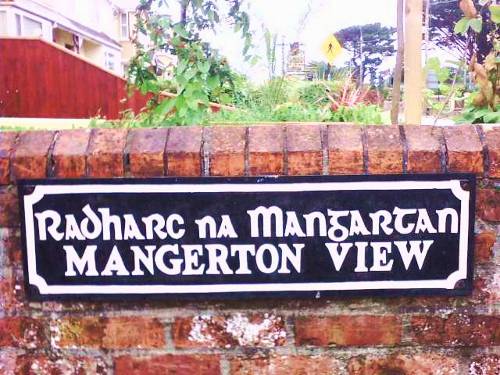 Magerton View. Esempio di cartello stradale Irlanda bilingue