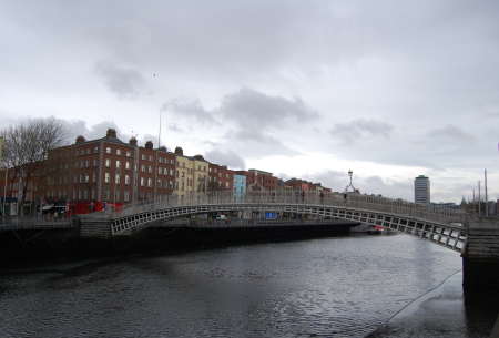 Il ponte Ha' Penny Bridge Dublino Irlanda