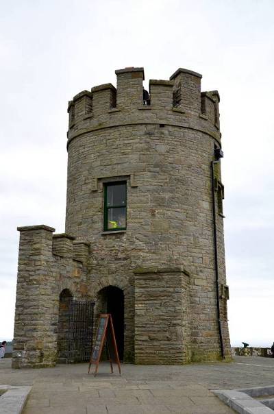 Torre di O'Briens alle Cliffs of Moher, Clare Irlanda