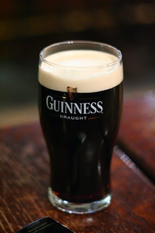Una pinta di Guinness in un pub Irlandese
