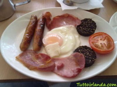 Un piatto con tipico Irish Breakfast Irlandese - Tuttoirlanda.com