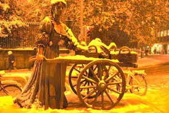 In foto la statua di Molly Malone nelle vicinanze di Grafton Street Dublino