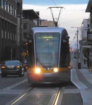 Il tram chiamato Luas presso le Docklands di Dublino Irlanda. Foto by Tuttoirlanda.com