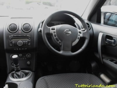 Viaggiare in Irlanda con l’auto. In foto una automobile con volante a destra