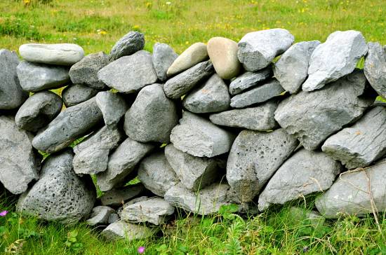 Tipico muretto Irlandese con pietre del Burren in Doolin Irlanda