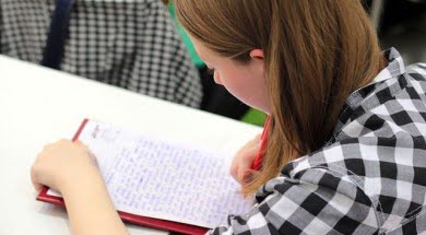 Ragazza che studia