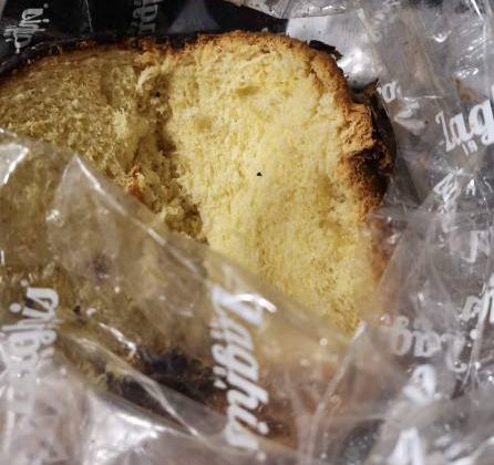 plastica che confeziona il panettone zaghis internamente