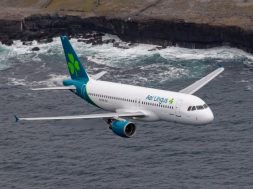 Aer lingus areo in volo lungo cliffs