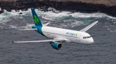 Aer lingus areo in volo lungo cliffs