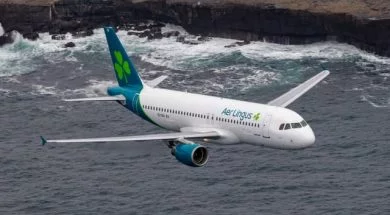 Aer lingus areo in volo lungo cliffs