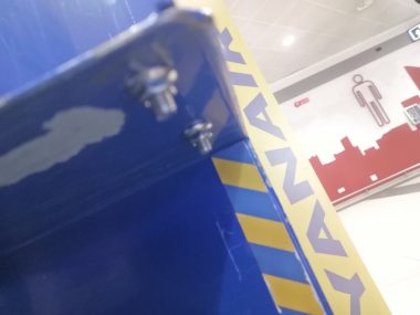 Bulloni sporgenti sulla rastrelliera controllo dimensioni borsa