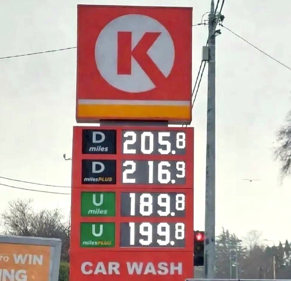 Insegna dei prezzi del carburante di un distributore Circle K Dublino